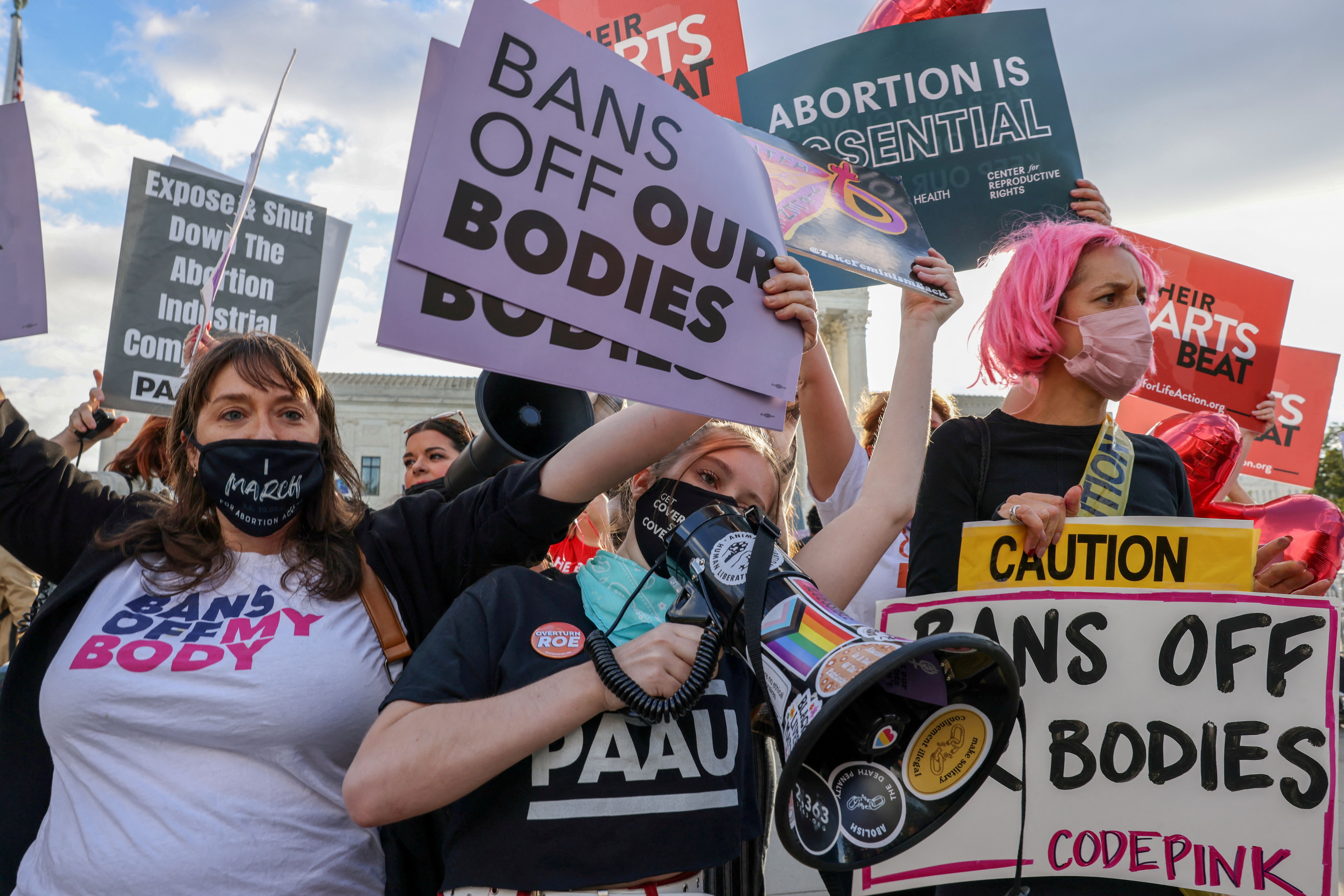 Manifestanes a favor e contra o aborto protestam do lado