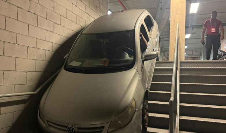 Carro ficou preso na escadaria do estádio