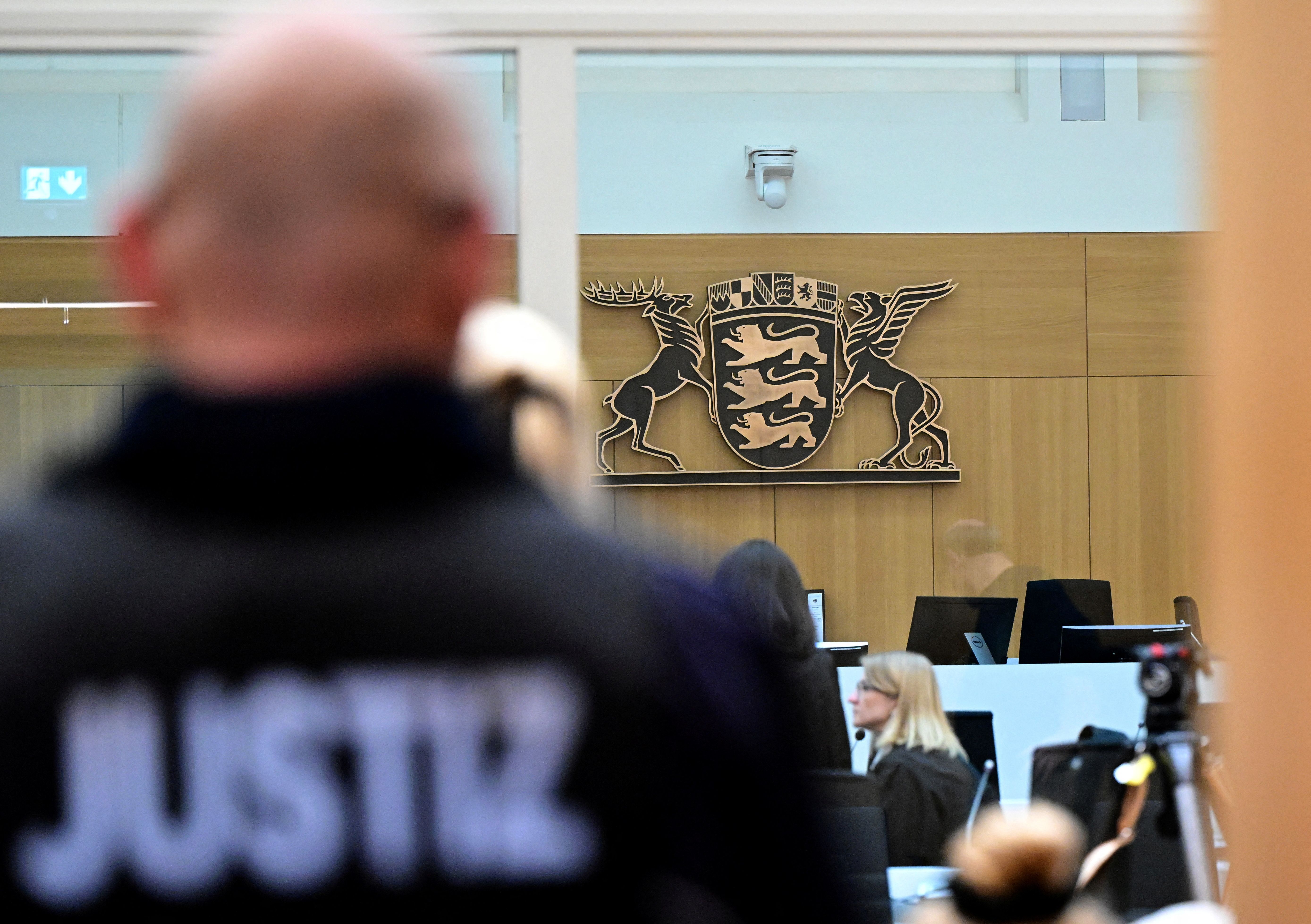 Oficial de justiça aguarda no tribunal onde nove homens vão a julgamento acusados ??de alta traição, tentativa de homicídio e conspiração de golpe de estado violento em Stuttgart, Alemanha