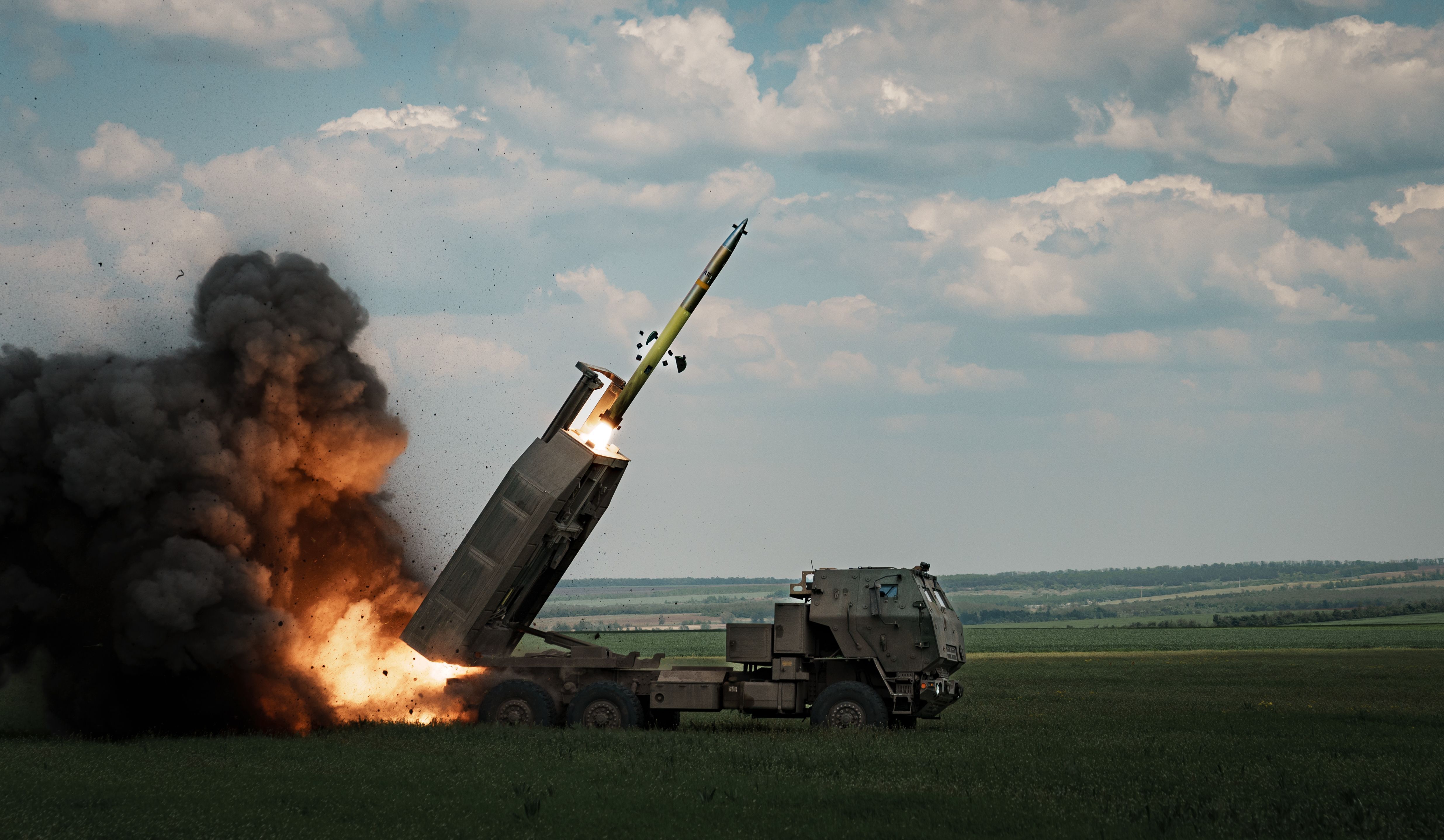 Um M142 HIMARS lança um foguete na direção de Bakhmut em 18 de maio de 2023 em Donetsk Oblast, na Ucrânia