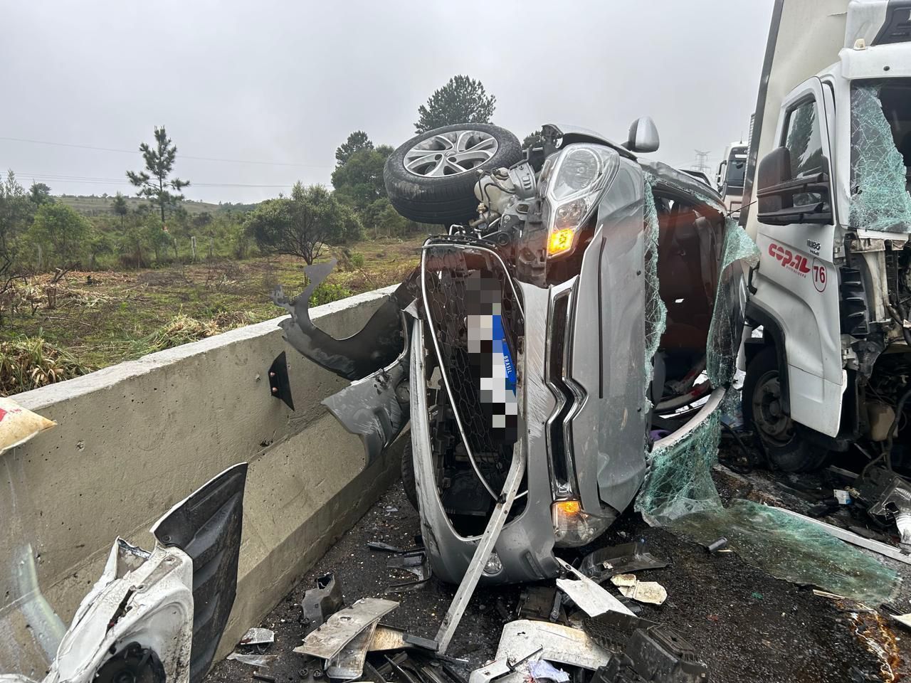 Engavetamento envolvendo 14 veículos deixa um morto e oito feridos no PR