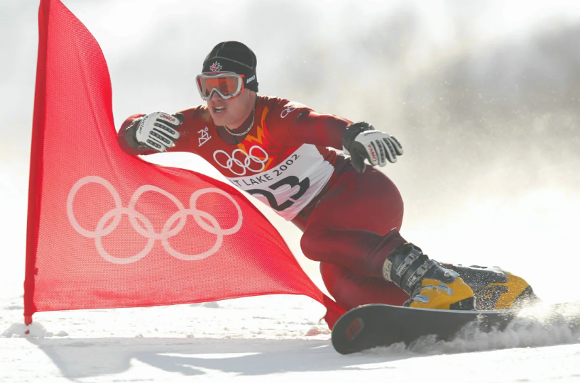 Ryan Wedding, do Canadá, compete na fase de qualificação do evento de snowboard de slalom gigante paralelo masculino durante os Jogos Olímpicos de Inverno de Salt Lake City