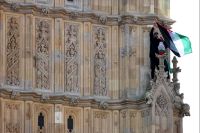 Manifestante escala Big Ben em Londres e levanta bandeira palestina'